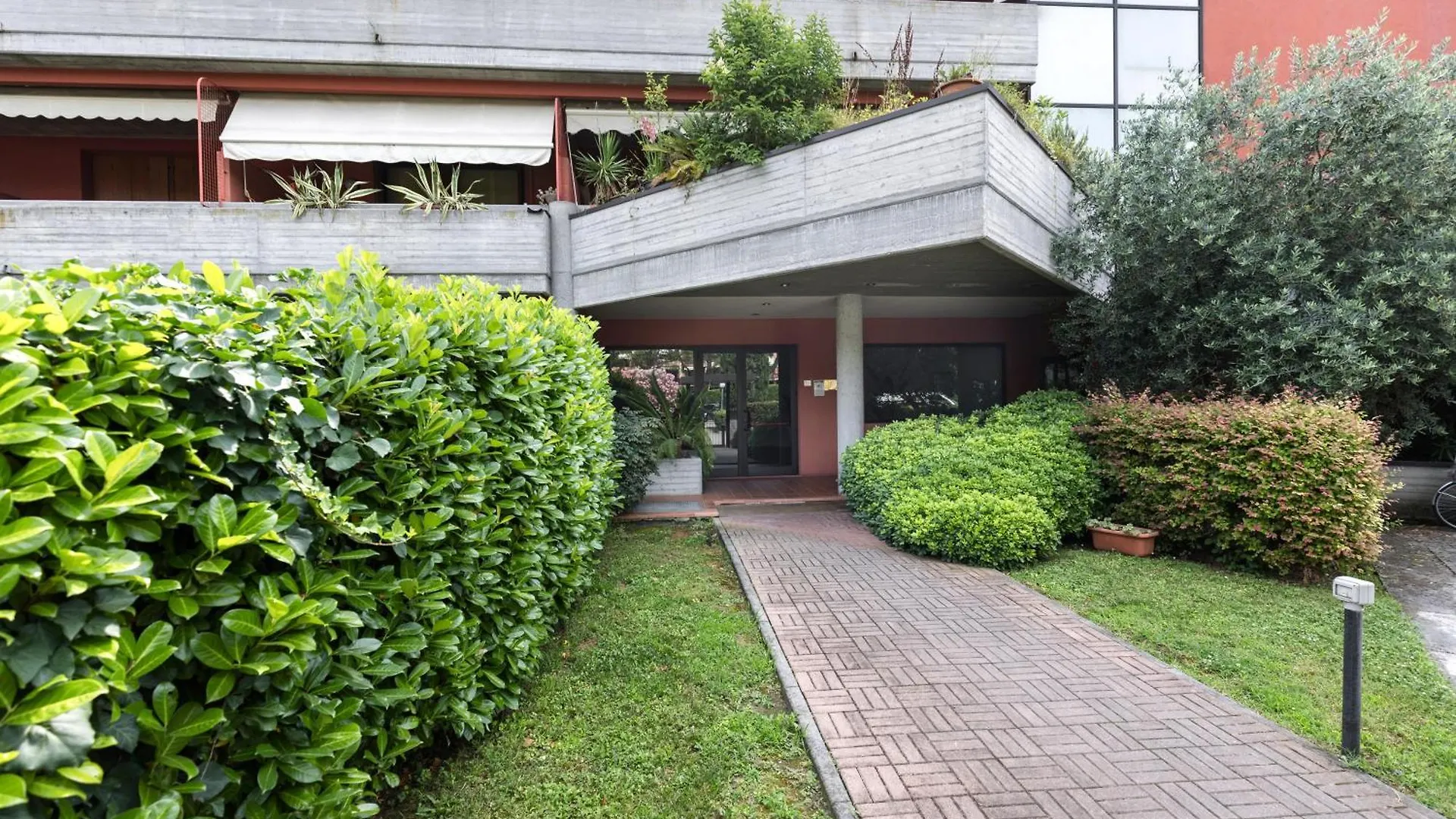 Artemide Apartment Desenzano del Garda 0*,  Italië